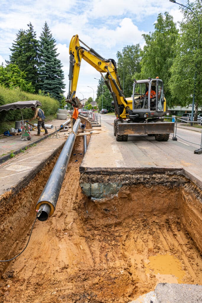 Travaux de voirie pour le chauffage urbain. Extension d'un réseau de chaleur. Pose de canalisations enterrées